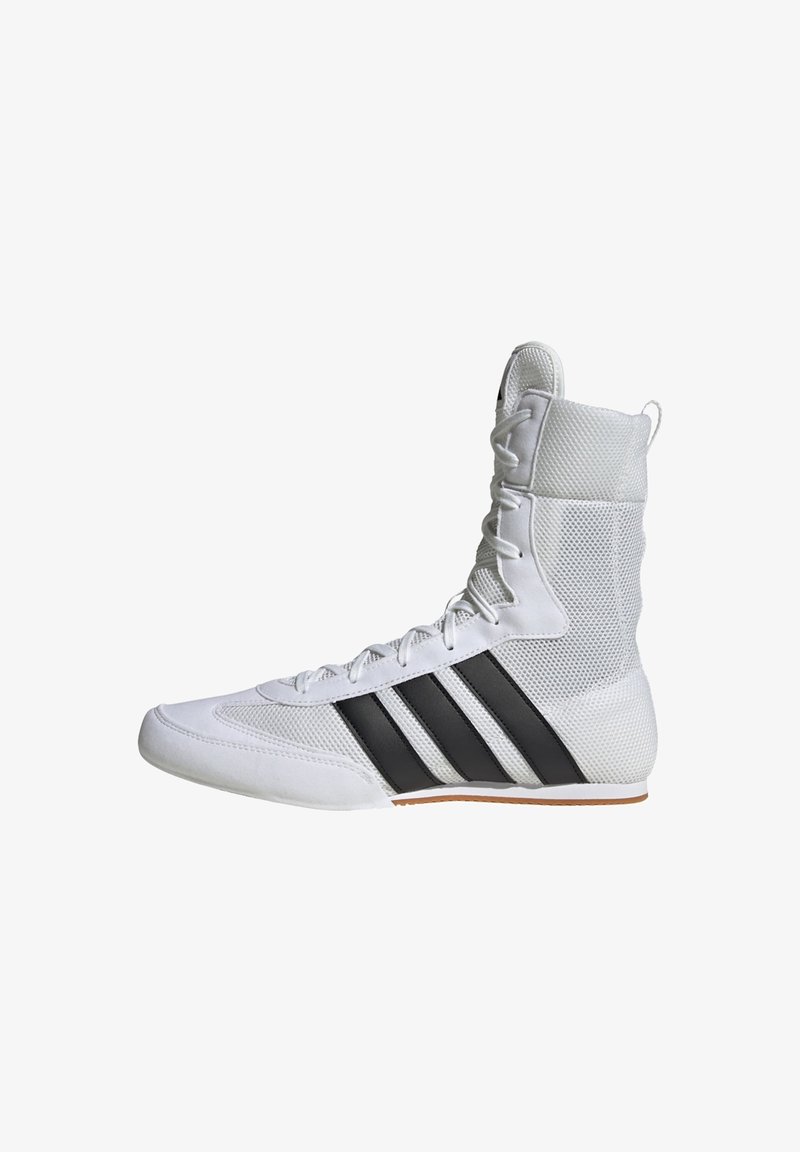 Weißer Sportschuh mit hohem Mesh-Obermaterial, schwarzem Drei-Streifen-Design und Gummisohle. Verfügt über klassische Schnürung und gepolsterten Kragen.