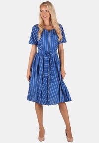 Blau gestreugtes knielanges Kleid mit kurzen Ärmeln, tailliertem Schnitt und gebundenem Gürtel; aus leichtem Stoff mit glatter Textur gefertigt.