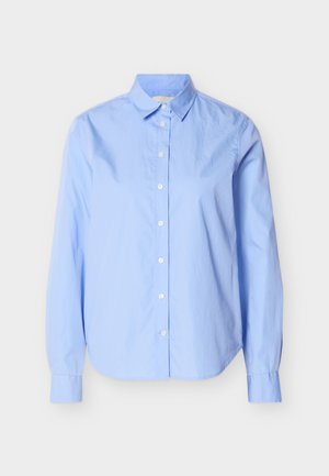 Svetlo modra srajca z dolgimi rokavi in klasičnim ovratnikom, s belimi gumbi, prikazana na enostavni podlagi.