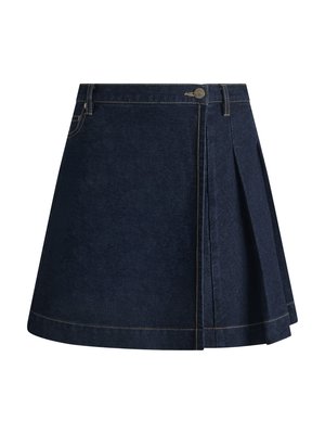 Jupe en denim bleu foncé avec un design plissé, des coutures visibles et une fermeture à bouton à la taille. Présente une coupe classique en A.