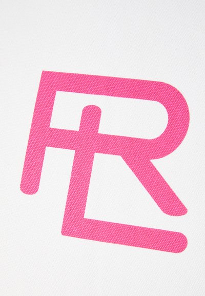 Design graphique rose de lettres stylisées "R" et "L" sur un fond blanc texturé, avec une police sans-serif moderne et en gras.