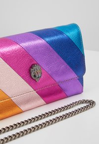Multikleurige leren clutch met diagonale strepen in roze, paars, blauw en oranje, voorzien van een decoratieve metalen accenten en een kettingriem.