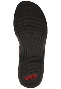 Schwarze Gummisohle mit horizontalen Rillen und kreisförmigen Mustern. Mit "37" und "rieker" in Rot gekennzeichnet. Strapazierfähiges und strukturiertes Design.