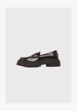 Donkerbruine glanzende leren loafer met dikke grof profielzool en lage hak, zijaanzicht op witte achtergrond.