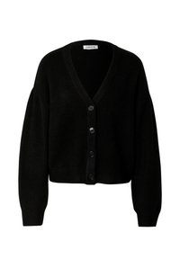 Zwarte cropped cardigan van zacht breiwerk, met een diepe V-hals, lange mouwen en een sluiting met zes knopen aan de voorkant.