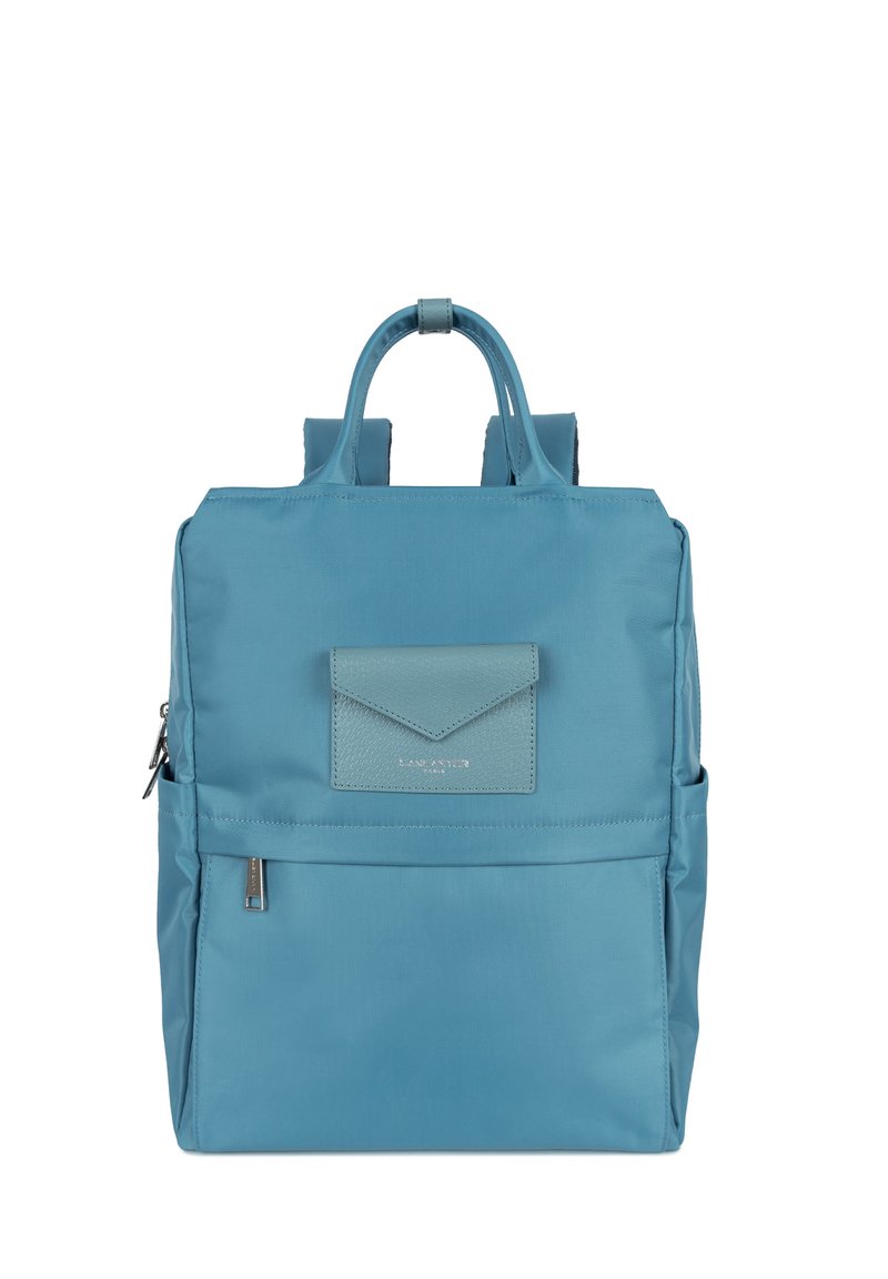 Zaino in nylon blu con tasca frontale dotata di un flap testurizzato, doppi manici superiori e spallacci regolabili.