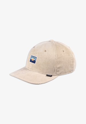 Casquette en velours côtelé beige avec une visière incurvée, ornée d'un patch logo de montagne bleu et orange à l'avant et d'une petite étiquette noire sur le côté.