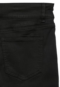 Svarta denimjeans med en bakficka i spetsig form, synliga sömmar och mjuk textur. Inga ytterligare dekorationer.