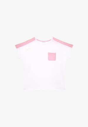 White short-sleeve t-shirt with light pink shoulder accents and a front pocket, made of soft cotton fabric.