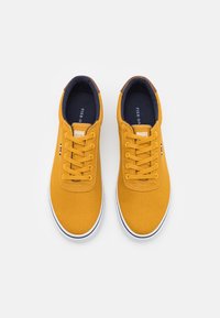 Pier One Joggesko - yellow