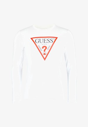 T-shirt de manga longa branca com um logo triangular vermelho com o texto "GUESS" e "U.S.A.", acompanhado de um gráfico de ponto de interrogação e detalhes da marca.