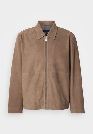 Veste en daim marron avec col, fermeture zippée à l'avant et manches longues. Le tissu a une texture lisse et présente peu de coutures.