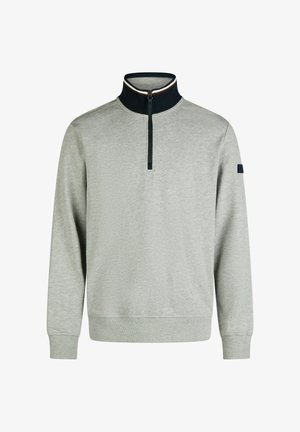 Hellgrauer Pullover mit hohem Kragen und halbem Reißverschluss, ausgestattet mit einem marineblauen und weißen Akzentband am Kragen und einer strukturierten Oberfläche.
