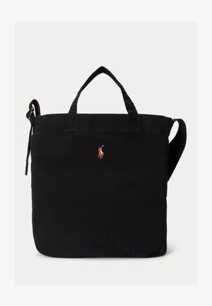 Fekete táska rövid fogantyúkkal, állítható vállpánttal és a középső elején kis hímzett póni játékos logóval.