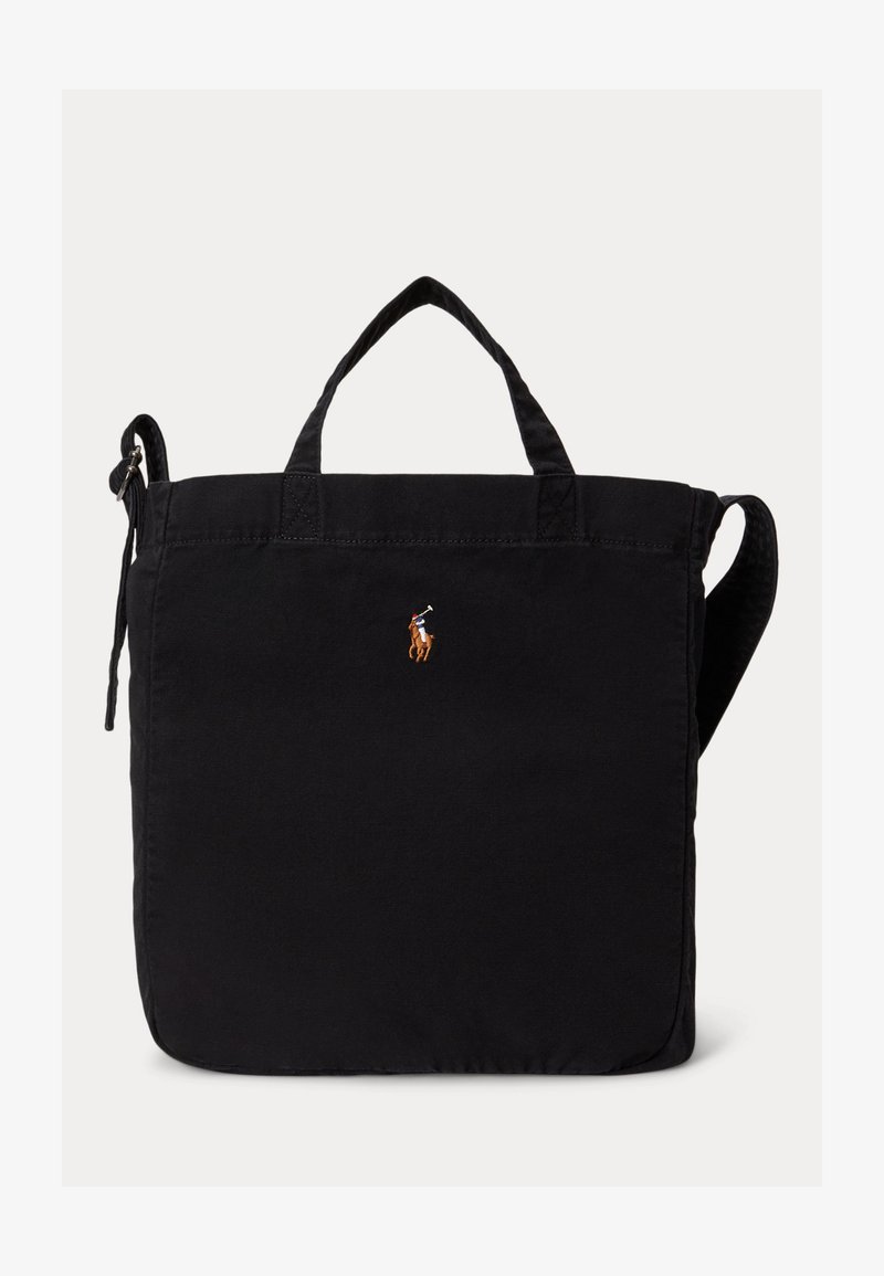 Czarna torba typu tote z krótkimi uchwytami, regulowanym paskiem na ramię oraz małym haftowanym logo gracza polo na środku przedniej części.