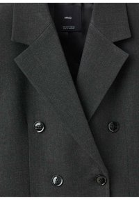 Blazer de doble botonadura en tejido gris oscuro, con solapas muesca, dos botones negros y un forro interior suave.