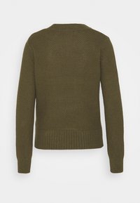 Pull en maille vert olive à manches longues, avec poignets et ourlet côtelés, présenté de dos sur un fond uni.