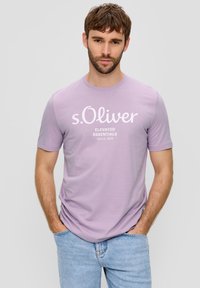 s.Oliver MIT GROSSEM LABEL - T-shirt print - flieder