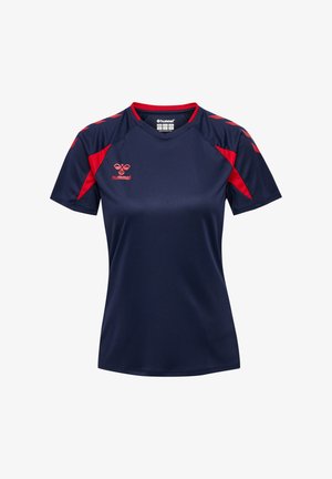 Granatowa sportowa koszulka z czerwonymi paskami i akcentami na ramionach, krótkimi rękawami oraz czerwonym logo hummel na piersi.