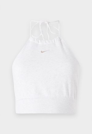 Biely športový crop top vyrobený z mäkkej tkaniny, s dizajnom na halterneck a nastaviteľným zaväzovaním, s malým zlatým logom Nike na prednej strane.