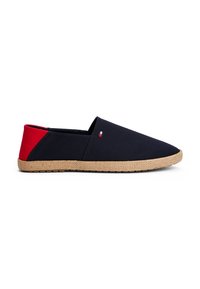 Navy canvas instap sneaker met rode accenten, jute afgewerkte zool en minimalistisch ontwerp. Heeft een logo aan de zijkant voor extra detail.