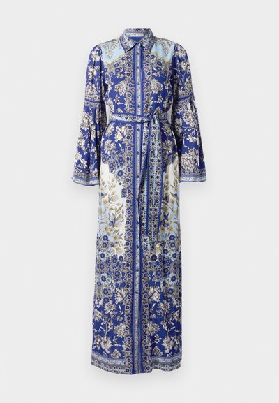 Robe maxi en tissu bleu, avec des motifs floraux, des manches longues et un col. Comprend une ceinture à nouer et des bordures détaillées.