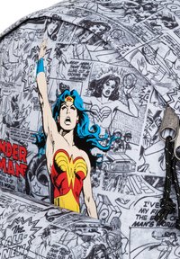 Mochila con un estampado de cómic en escala de grises, con un gráfico colorido de Wonder Woman, acentos rojos y amarillos, y una textura de tela suave.