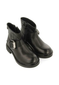 Botas de cuero negro hasta el tobillo con un acabado texturizado, cremalleras laterales y una hebilla decorativa en la correa. Suelas planas y punteras redondeadas.