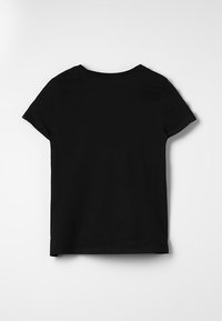 Camiseta negra de manga corta y cuello redondo, vista desde atrás y colocada plana sobre un fondo blanco.