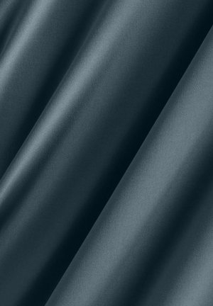 Mörkgrått tyg med en mjuk textur, som har mjuka veck och skuggor som framhäver dess rika färg och materialdjup.