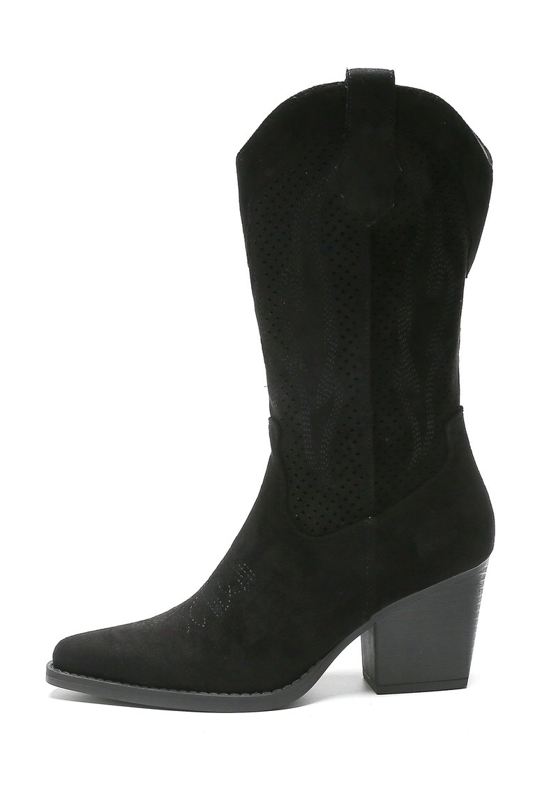 Bota vaquera de ante negro con acentos perforados, punta afilada y tacón grueso. Un detallado bordado añade textura a lo largo del lateral.