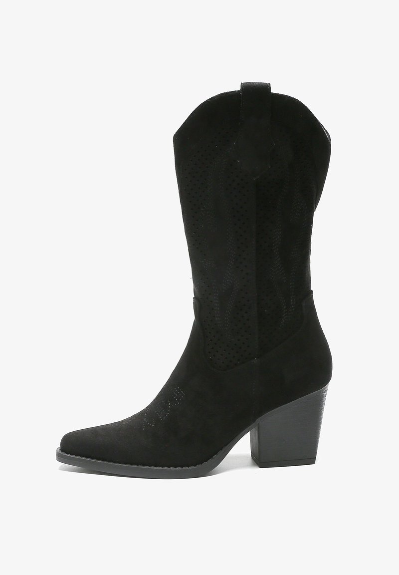 Bota vaquera de ante negro con acentos perforados, punta afilada y tacón grueso. Un detallado bordado añade textura a lo largo del lateral.