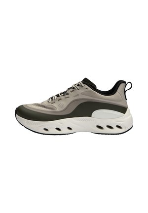 Hellgrauer und dunkelgrüner Sportschuh mit dicker weißer Sohle, die Belüftungslöcher und ein schwarzes Innenfutter aufweist.