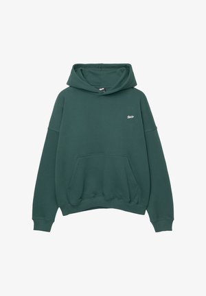 Groene hoodie van zacht materiaal, met een grote capuchon, lange mouwen, een voorzak en een klein wit logo op de borst.