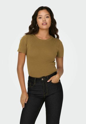 Olijfgroene geribbelde t-shirt met korte mouwen en een ronde hals, gecombineerd met hoge donkerdenim jeans met contrasterende stiksels.