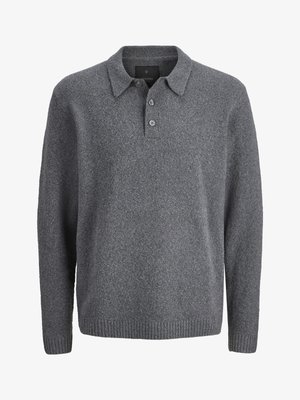 Szary sweter z długim rękawem wykonany z dzianiny, z ściągaczami na mankietach i dole, kołnierzem oraz plisą zapinaną na trzy guziki.