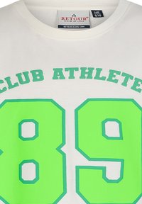 Biała bawełniana koszulka z dużą zieloną i jasnoniebieską grafiką przedstawiającą numer "89" oraz napisem "CLUB ATHLETE" powyżej.