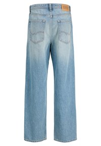 Jeans blu chiaro a gamba larga con tasche posteriori e un'etichetta marrone del marchio Jack & Jones sulla cintura.