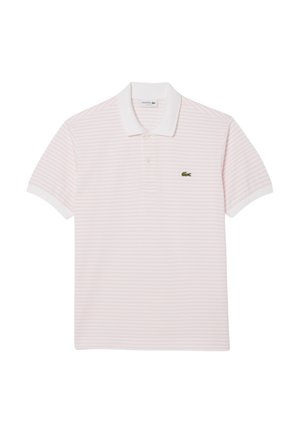 Chemise polo rayée rose clair avec un col blanc, des manches courtes et un logo crocodile vert sur la poitrine. Fabriquée en coton respirant.