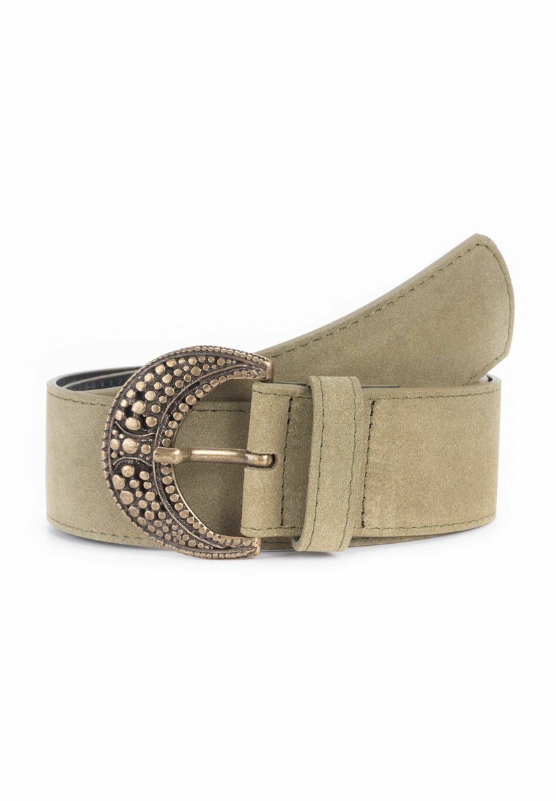 Ceinture en daim marron clair avec une large sangle et une boucle décorative en laiton antique en forme de croissant avec un motif de points en relief.