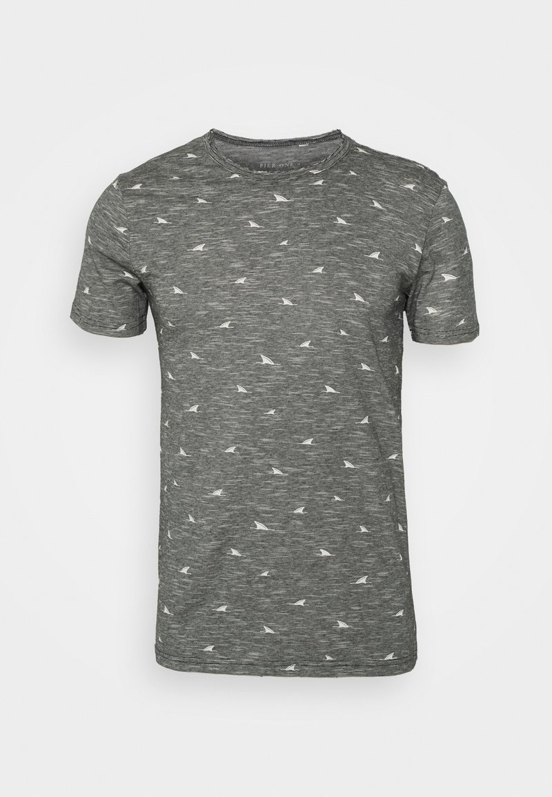 T-shirt gris à manches courtes avec une texture slub et un motif de petites formes de bateaux blanches sur toute la surface. Encolure ras du cou avec une coupe décontractée.