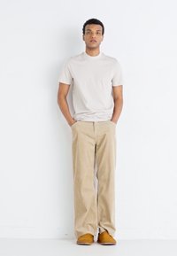 Jack & Jones PREMIUM JPRBLA BASIC TEE TURTLE 2 PACK  - T-shirt basic - moonbeam/dark chocolate brown