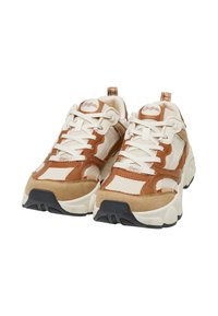 Kraftige joggesko med en beige mesh-kropp, brune lær- og semskede detaljer, hvite lisser og en svart gummisåle. Merking på tungen.