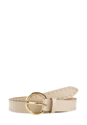 Cintura in pelle beige con piccoli chiodini dorati e una fibbia rotonda dorata lucida, arrotolata su uno sfondo bianco.