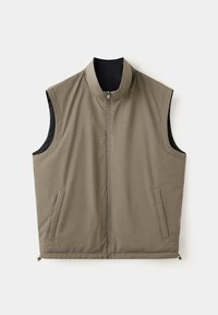 Gilet sans manches marron clair avec fermeture éclair à l'avant, deux poches latérales et un col montant, présenté sur un fond clair uni.