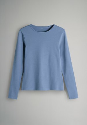 Lyseblå langærmet T-shirt med rund hals og lige kant, præsenteret fladt på en neutral baggrund.