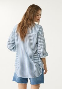 Stradivarius RUSTIKALES DAILY - Hemdbluse - mottled dark blue