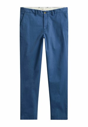 Blauwe rechte chino's voor heren met zijzakken, riemlussen, knoopsluiting en ritssluiting, plat gelegd op een witte achtergrond.