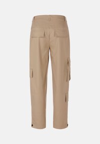Beige Cargo-Hosen mit geradem Schnitt, mehreren Taschen, knöpfbaren Bündchen und glatter Textur. Rückansicht gezeigt.