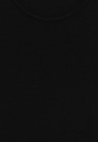 Tissu noir à col rond avec des coutures visibles autour de l'encolure, mettant en avant la texture et le tissage du matériau.